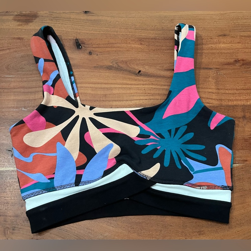 NWOT Forever 21 Crossover Colorful Súper Soft Sports Bra - Size S